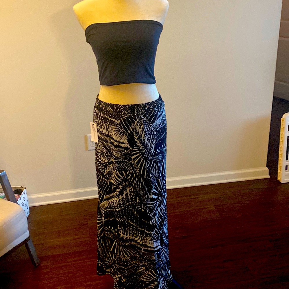 New maxi skirt size M black and white
